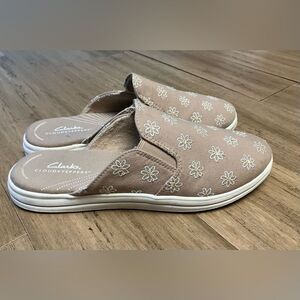 Clarks Cloudstepper women beige embroidered flower slide clog. Size 9